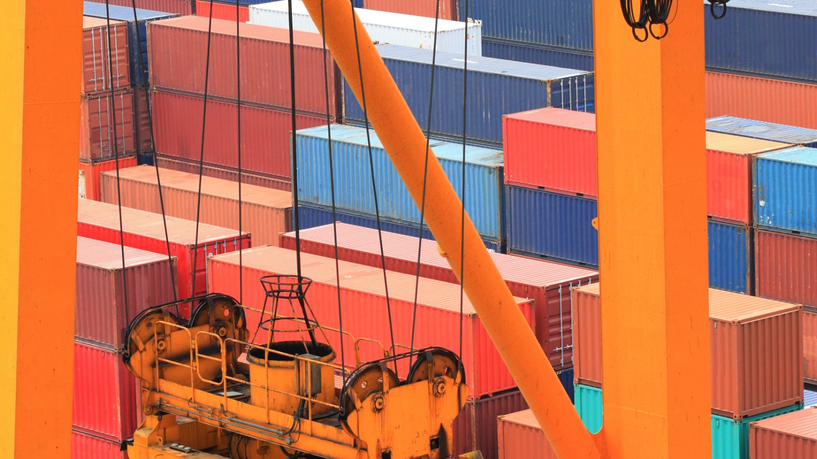 container operation in port series